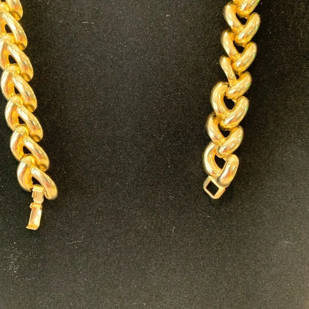 Gold‎ tone large link necklace